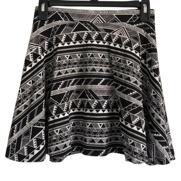 PINK Victoria's Secret Dresses & Skirts - Pink Victoria's Secret Black and White Print Fit and Flare Skater Skirt. Size M.